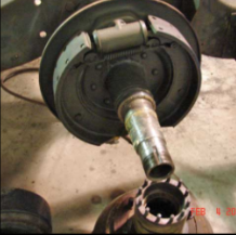 Halftrack bogie wheel hub with splined axle